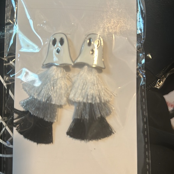 Boo ladies pierced earring, tassel, white, gray black ghost character Halloween - Picture 5 of 5
